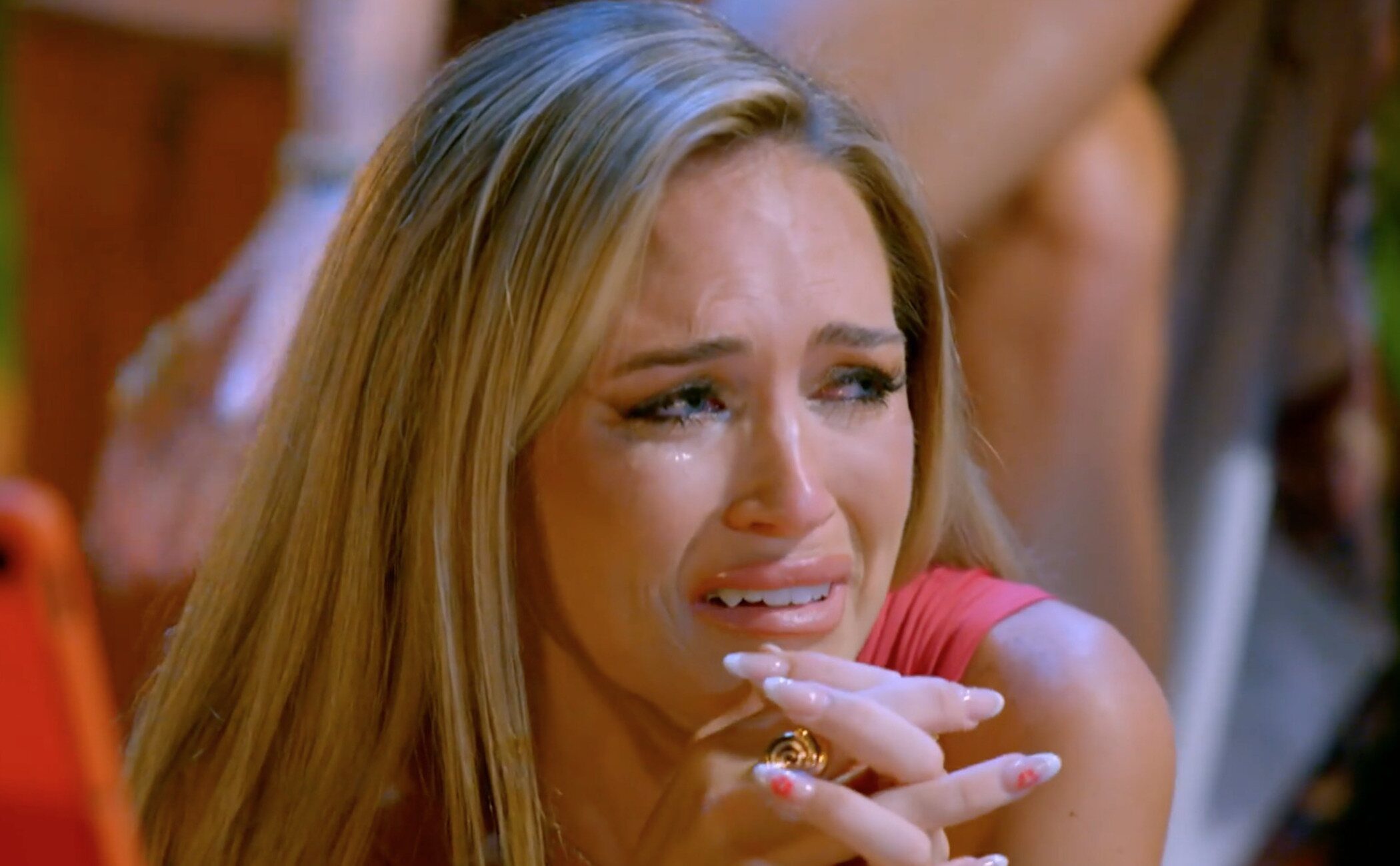 Almudena se rompe al ver las nuevas imágenes de Dario y escuchar su confesión en ‘LIDLT 9’: «Estoy con mi novia por costumbre»