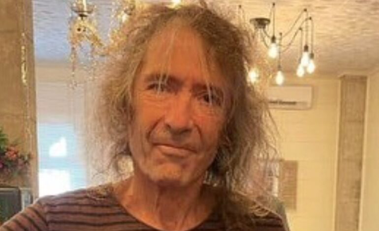 Muere a los 63 años Robe Iniesta, líder de Extremoduro y referente del rock español