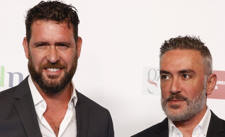 Kiko Hernández se encadena junto a su marido, Fran Antón, e inician una huelga de hambre