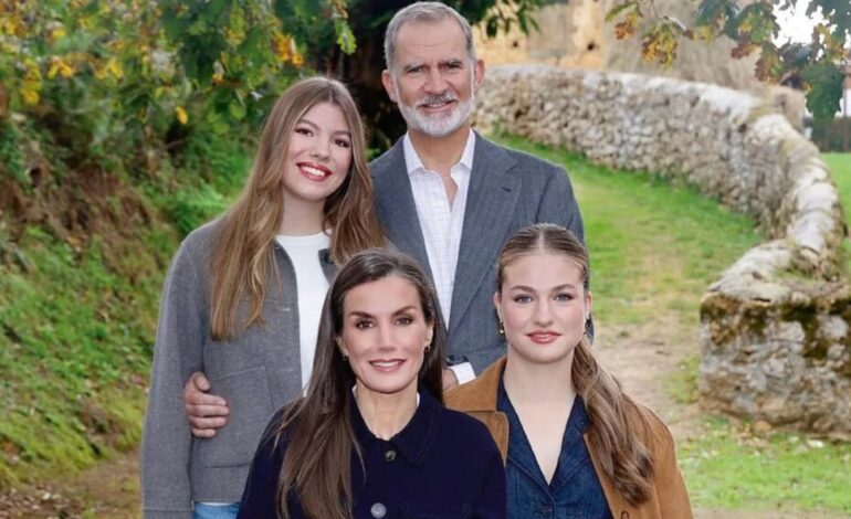 Los Reyes publican la tradicional felicitación navideña acompañados por sus hijas, la Princesa Leonor y la Infanta Sofía