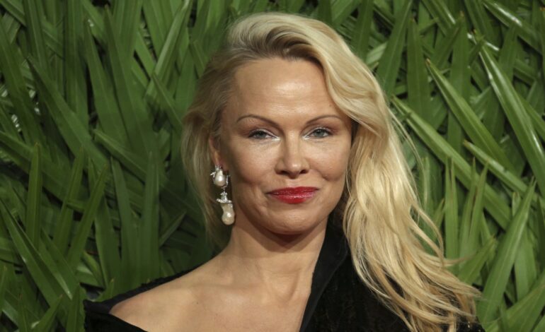 Pamela Anderson se sincera sobre su relación con Liam Neeson: «Fue real, pero breve»