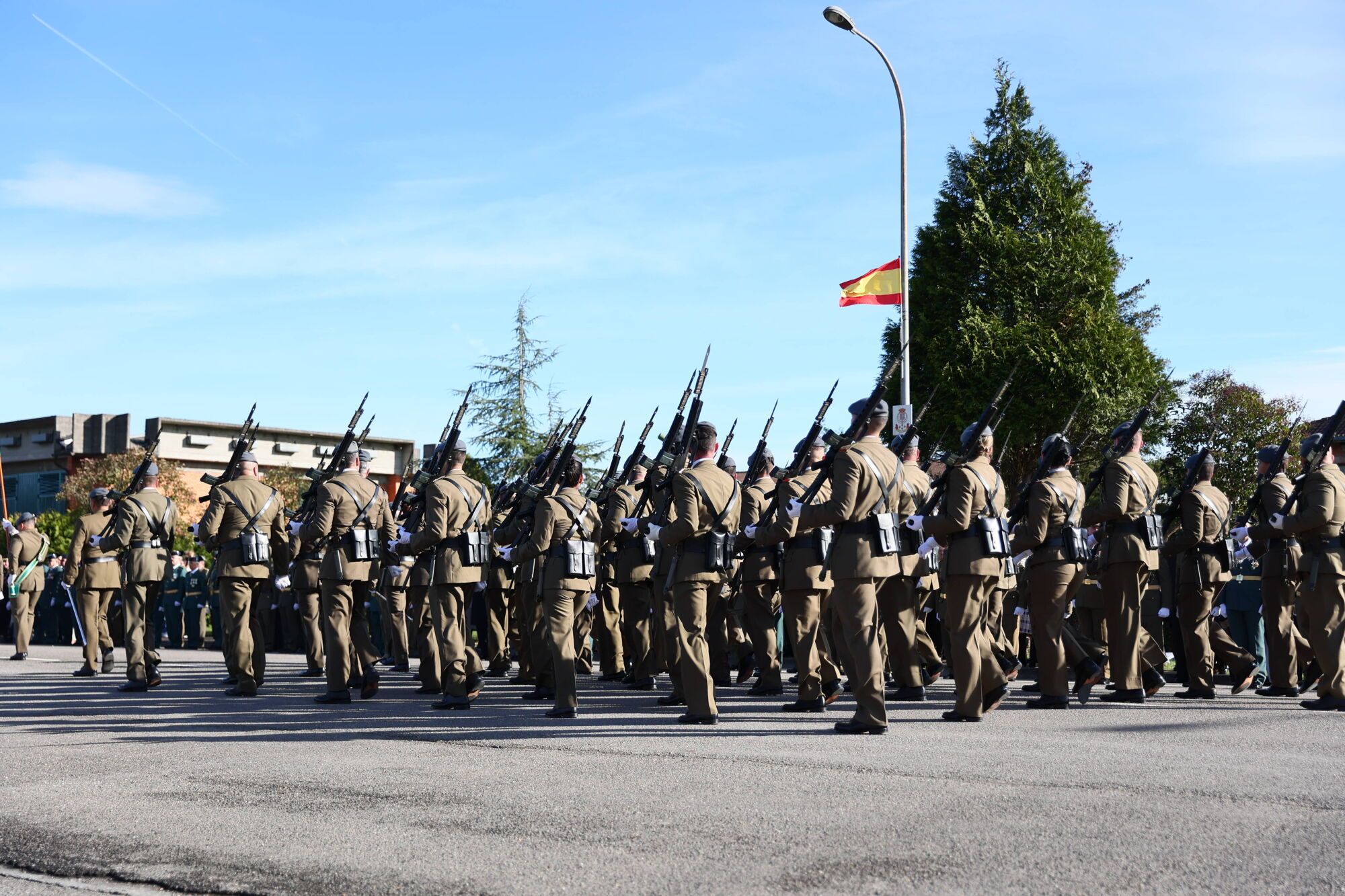 EN IMÁGENES: El acuartelamiento "Cabo Noval" se vistió esta mañana de gala para celebrar el día de la Inmaculada