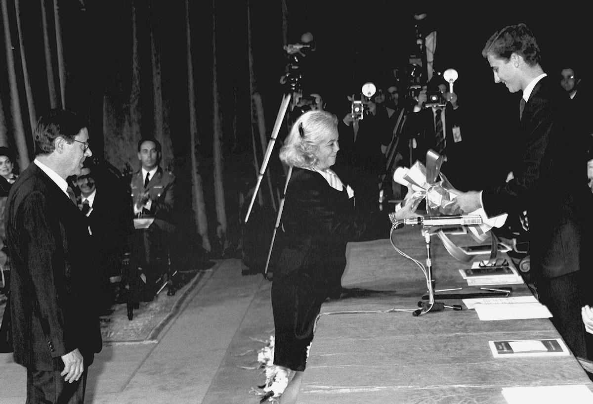 Martín Gaite, recibiendo el Premio Príncipe de Asturias de las Letras de manos del entonces Príncipe Felipe.