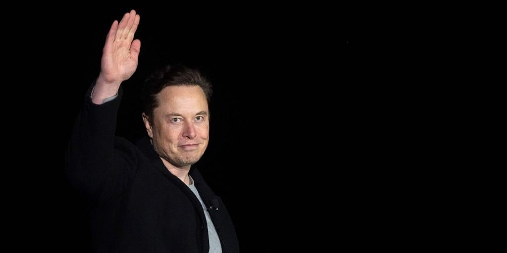 La UE multa a X con 120 millones de euros por incumplir normas de transparencia, incluyendo el «diseño engañoso» de su marca de verificación