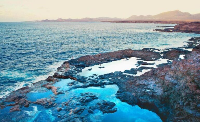 Muere el joven rescatado del mar en estado crítico en el sur de Lanzarote y eleva a cinco los fallecidos en Canarias