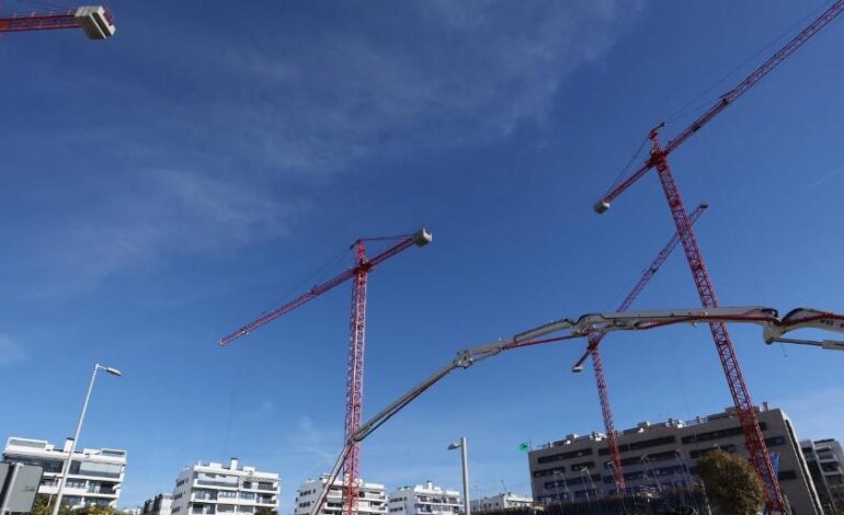 El Gobierno abre la veda a los ayuntamientos para que puedan gastar el superávit de 2024 en construir vivienda