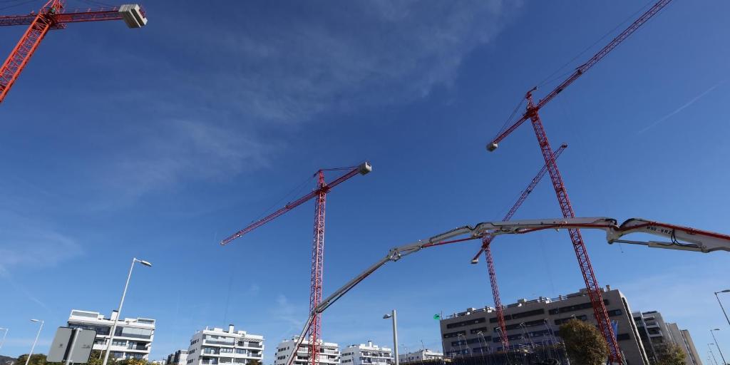 El Gobierno abre la veda a los ayuntamientos para que puedan gastar el superávit de 2024 en construir vivienda