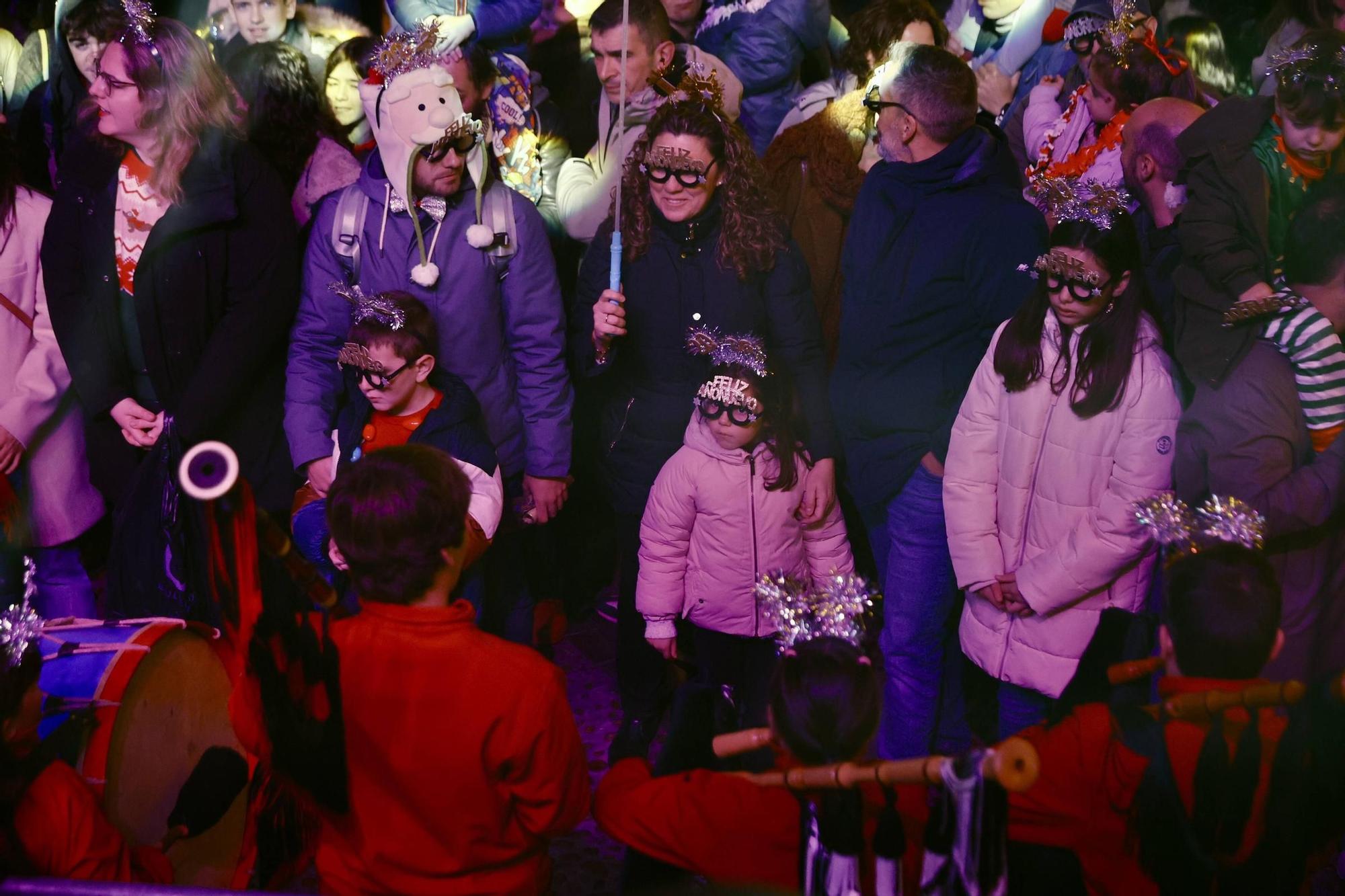 Las “pequecampanadas” llenan la Plaza Mayor de Gijón y conquistan a las familias: “Vamos a cambiar las de los mayores por las de los más pequeños”