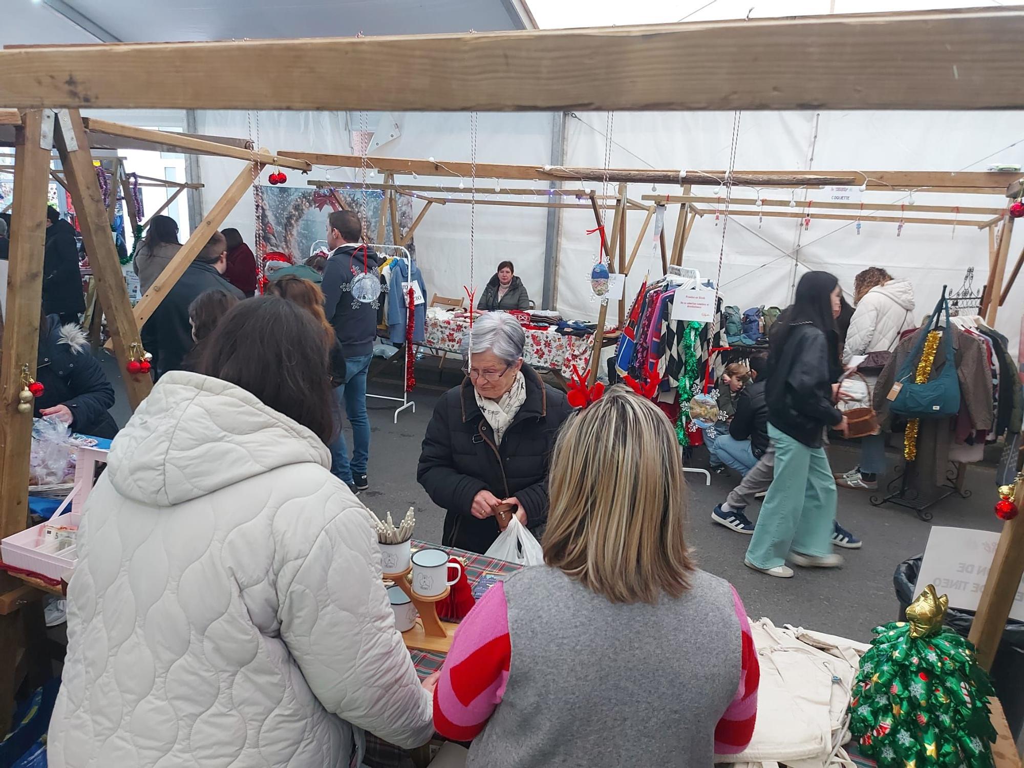 En imágenes: Así era el mercadillo navideño de Tineo