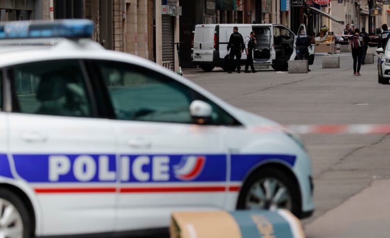 Todo lo que se sabe del alto cargo francés acusado de drogar a más de 250 mujeres en entrevistas de trabajo