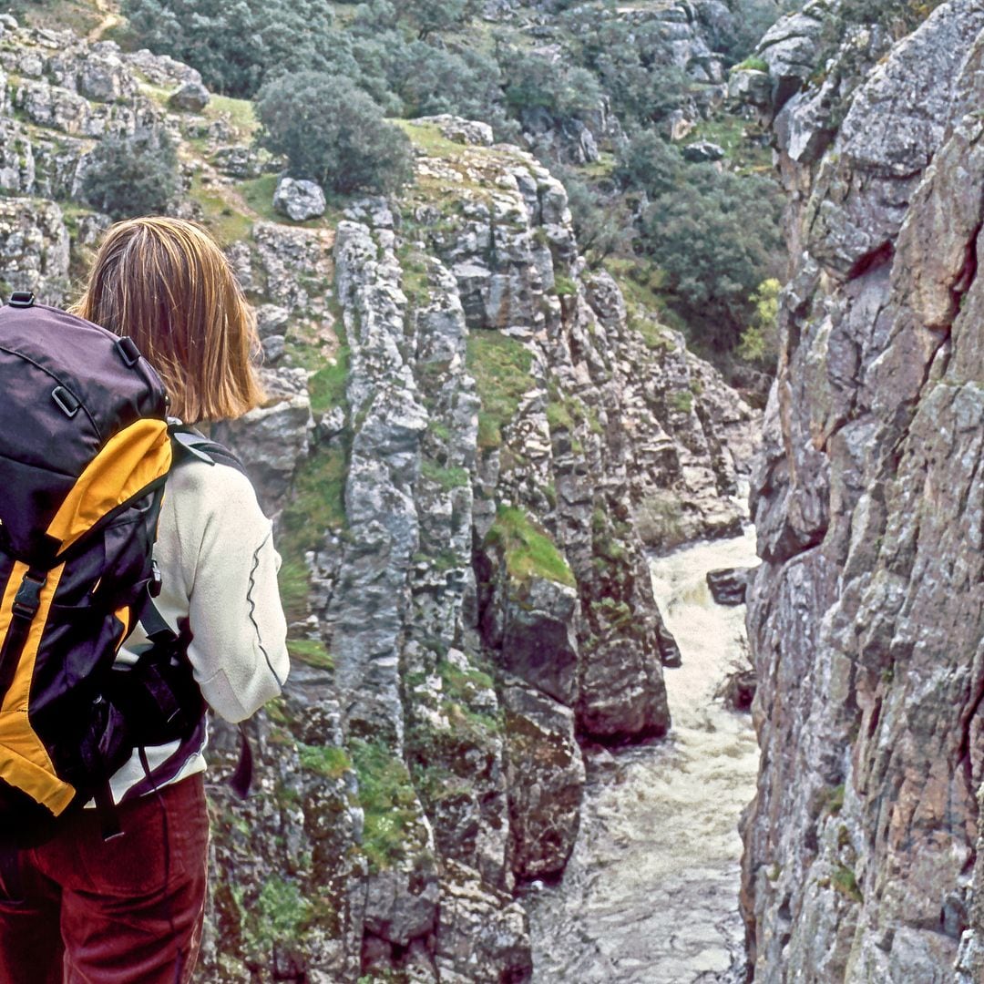 Caminante en el Cañón de Risca, Río Moros, cerca de Valdeprados, Segovia