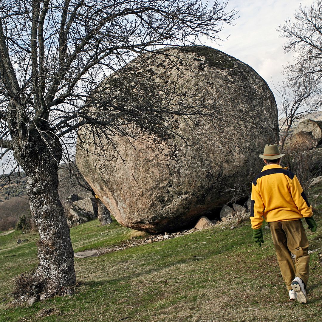 Caminante en El Berrocal, Ortigosa del Monte, Segovia