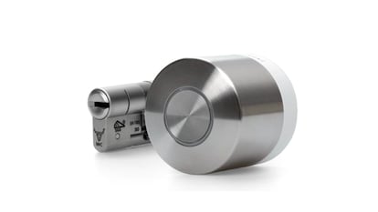 Cerradura inteligente sobre fondo blanco.