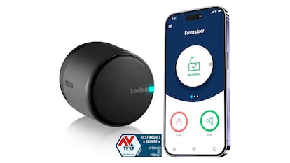 Cerradura inteligente sobre fondo blanco.