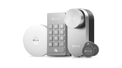 Cerradura inteligente sobre fondo blanco.