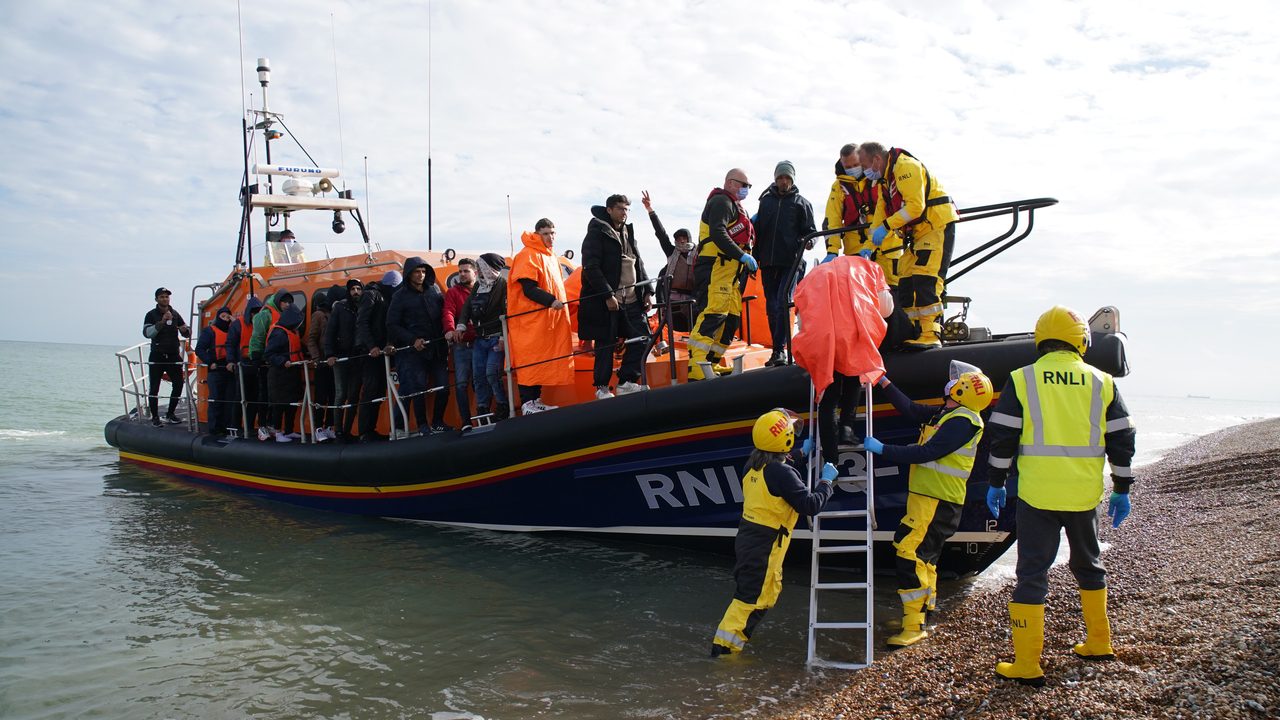El Reino Unido habilita registros bucales a migrantes para rastrear a traficantes