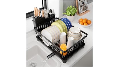 Vista de un escurridor de platos con descuento en Amazon.