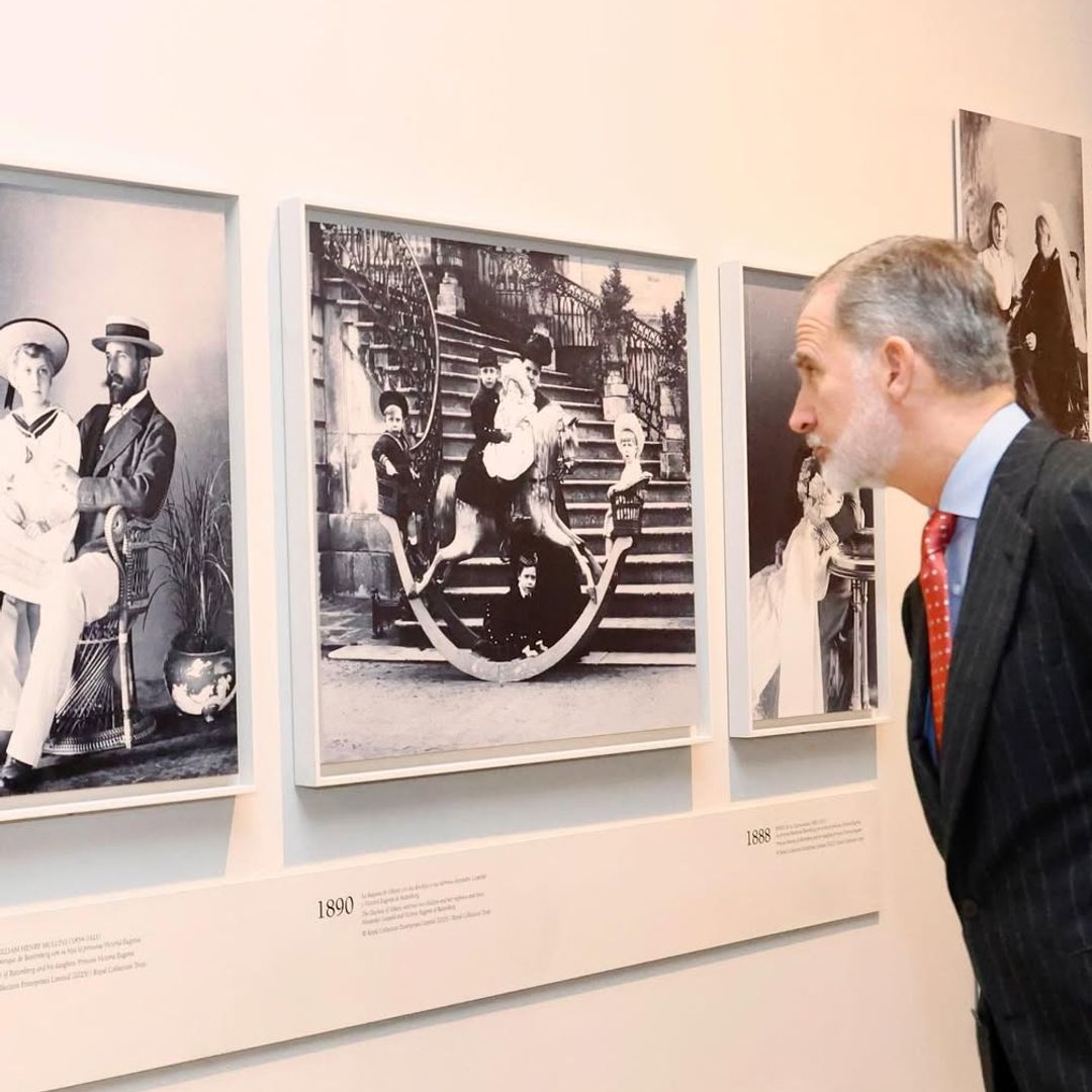 Felipe VI visita la exposición de la Reina Victoria Eugenia en la Galería de las Colecciones Reales de Madrid