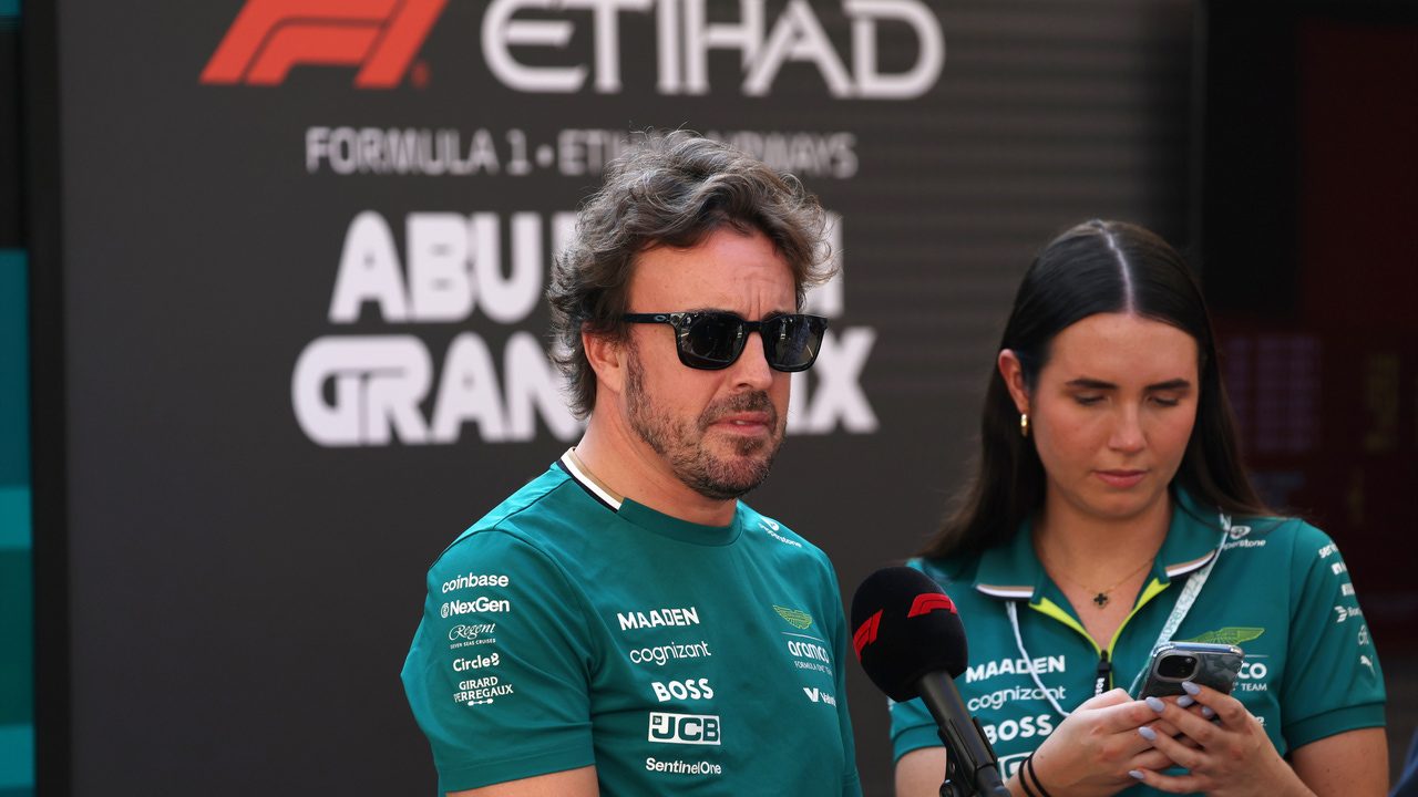 La respuesta de Alonso a los que dicen que Aston Martin no estará en los test: "Yo ya tengo el hotel"