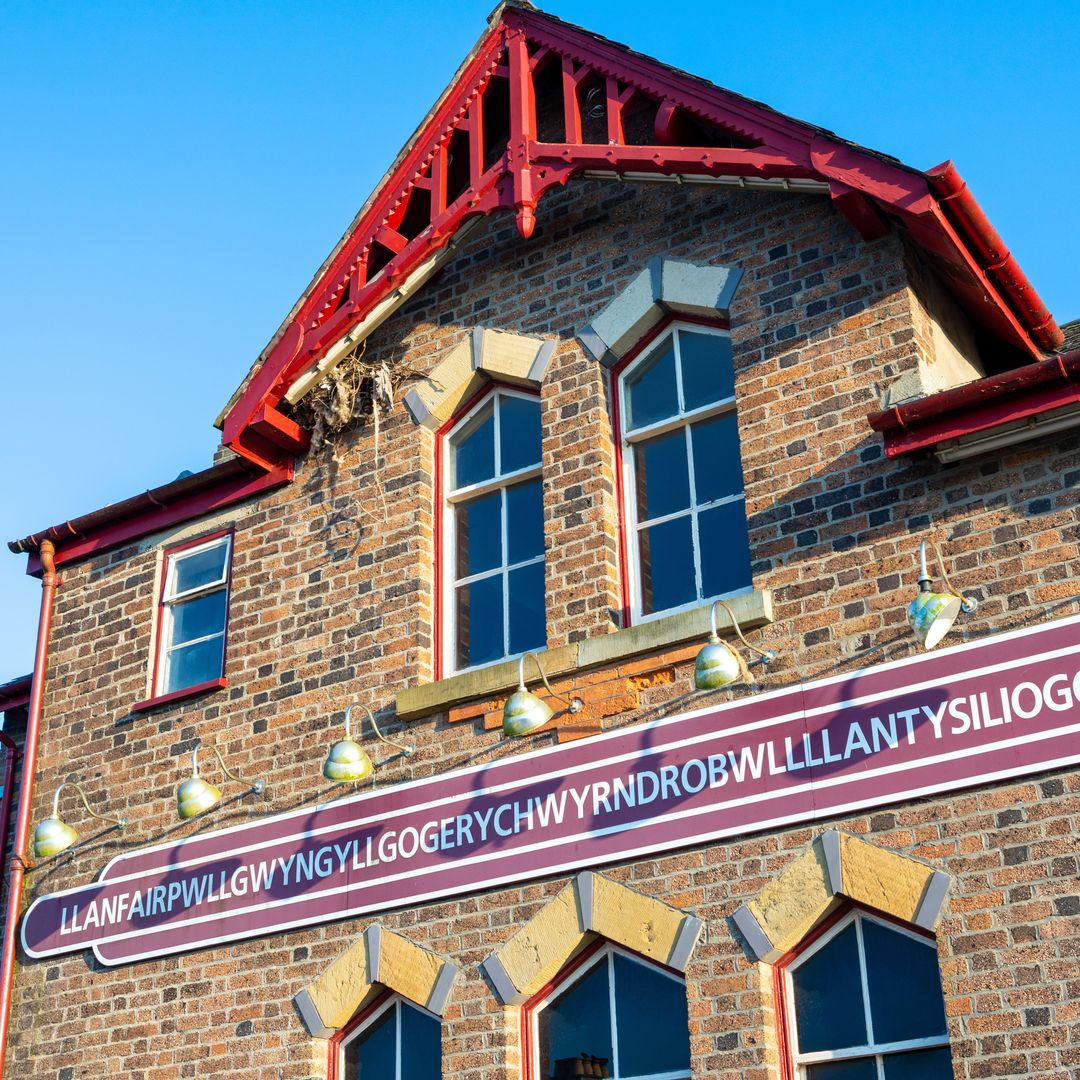 Llanfairpwllgwyngyllgogerychwyrndrobwllllantysiliogogogoch, el pueblo con el nombre más largo del planeta. Está en la isla de Anglesey, al norte de Gales, 