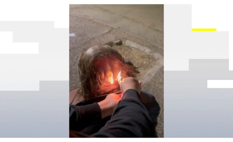 Detenidos dos menores por quemar el pelo a un hombre sin hogar en Benacazón, Sevilla