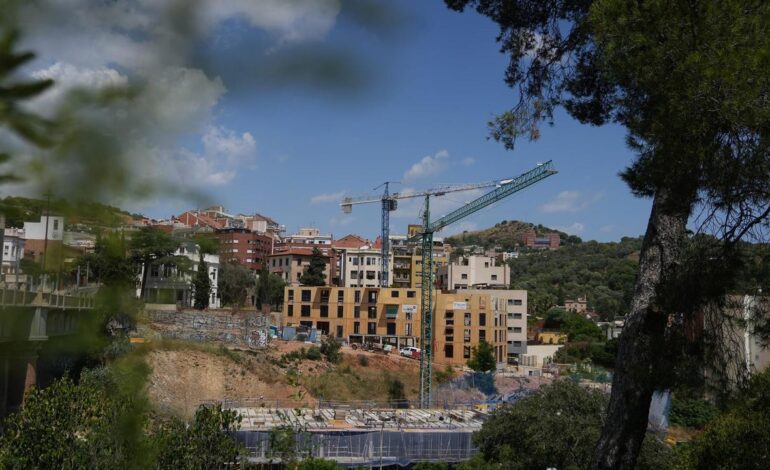 Los altos precios y la escasa oferta empiezan a provocar listas de espera para comprar vivienda en la periferia de las grandes ciudades