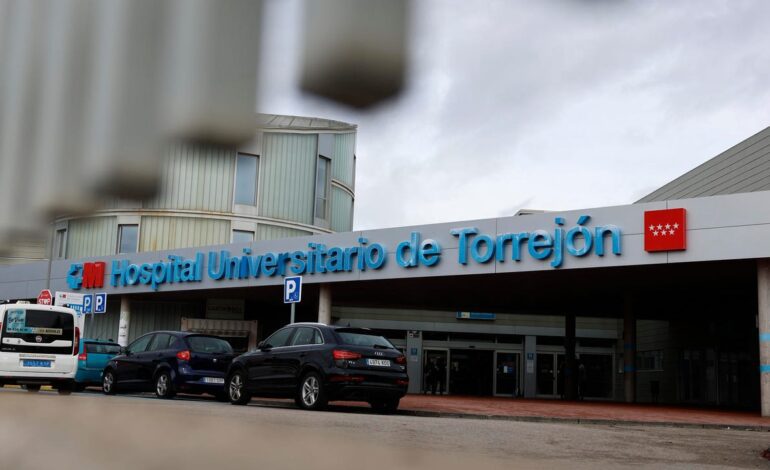 El Sindicato de Enfermería (SATSE) denunció en abril que la dirección del hospital de Torrejón modificó el triaje en Urgencias para calificar como leves a pacientes graves