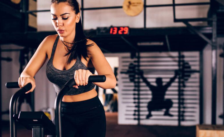 Hay que caminar estos pasos por minuto y fijarse más en los kilos de la barra que en la báscula