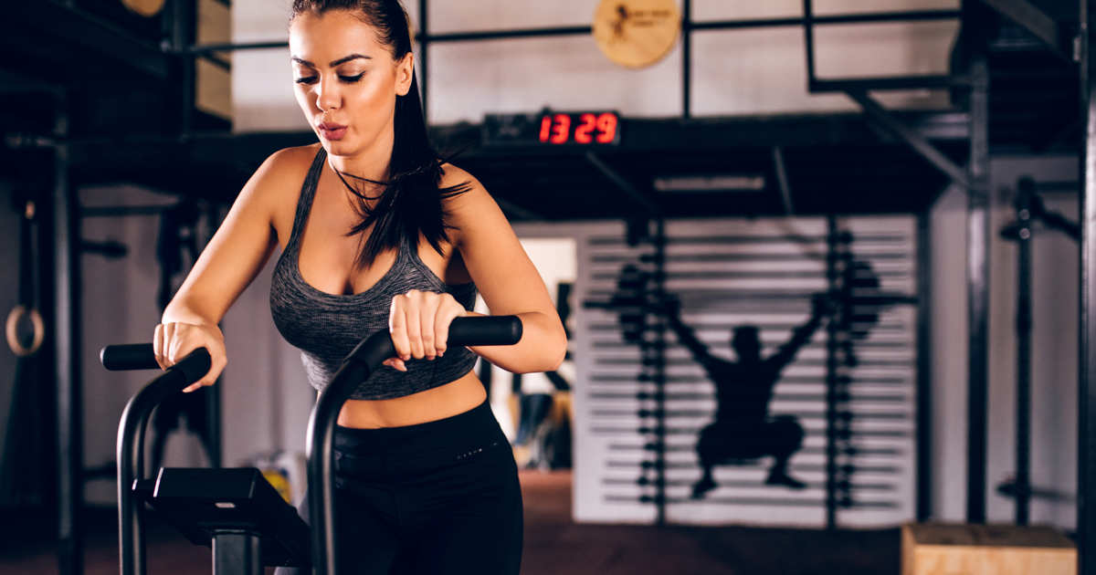 Hay que caminar estos pasos por minuto y fijarse más en los kilos de la barra que en la báscula
