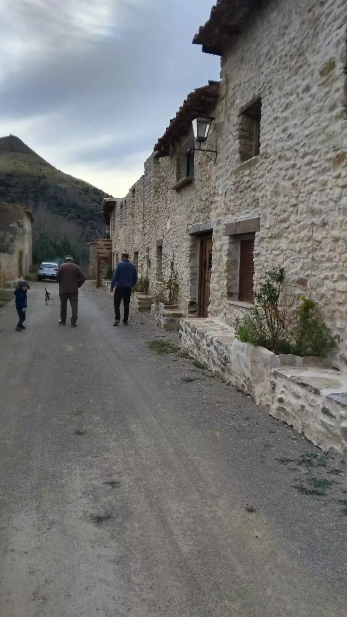 Donde antes había ruinas, ahora empiezan a levantarse viviendas rehabilitadas para alojamiento rural y segundas residencias sostenibles.