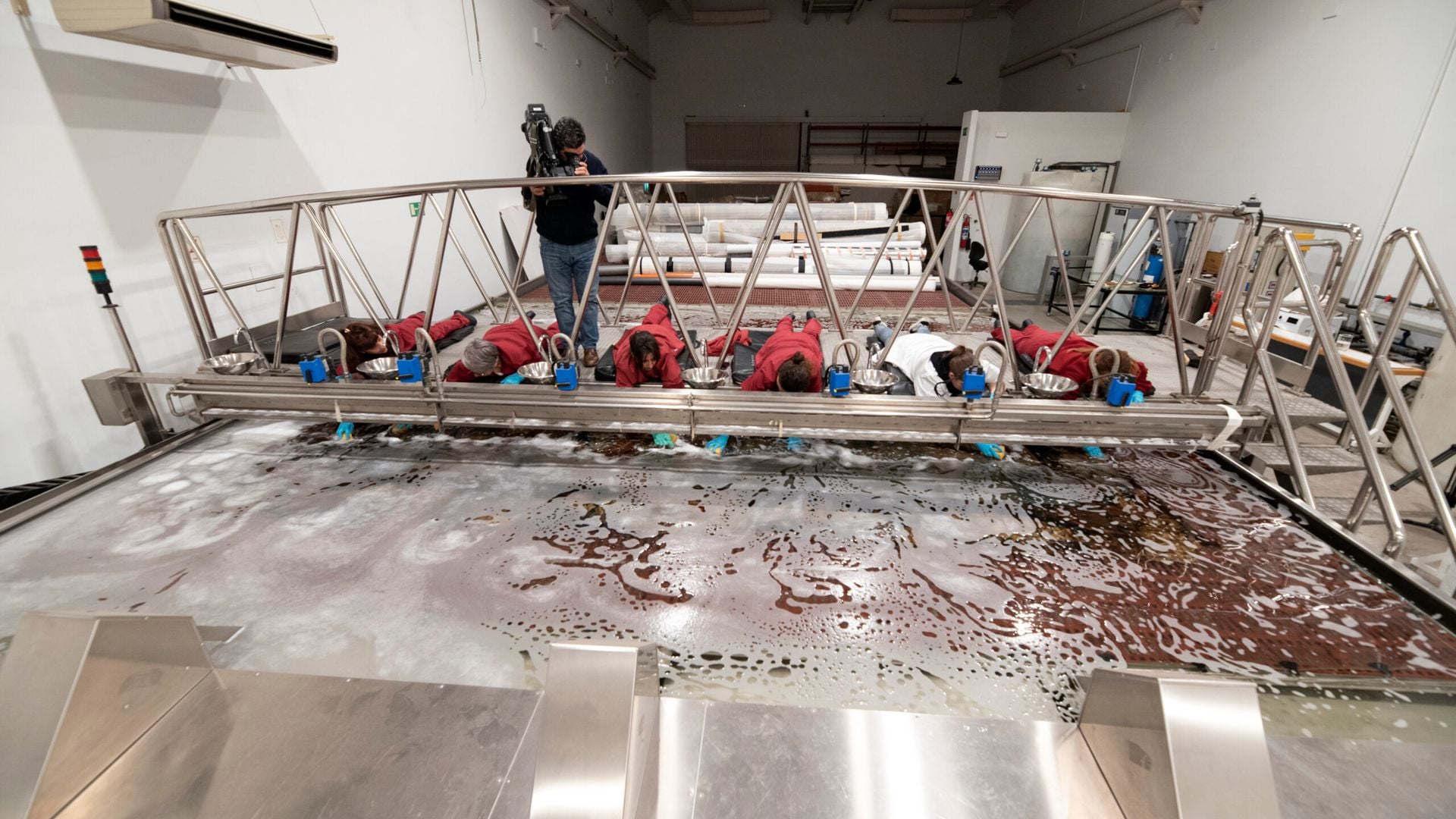 Lavado de tapices de la Real Fábrica de Tapices de Madrid