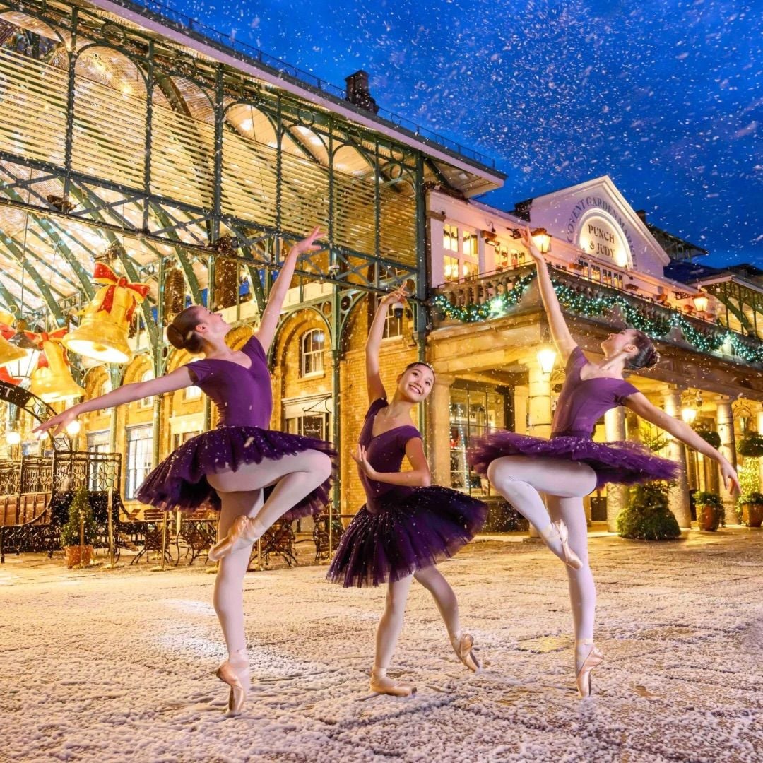 Bailarines de la Royal Ballet School, que celebra su centenario en 2026, en la nieve en Covent Garden.