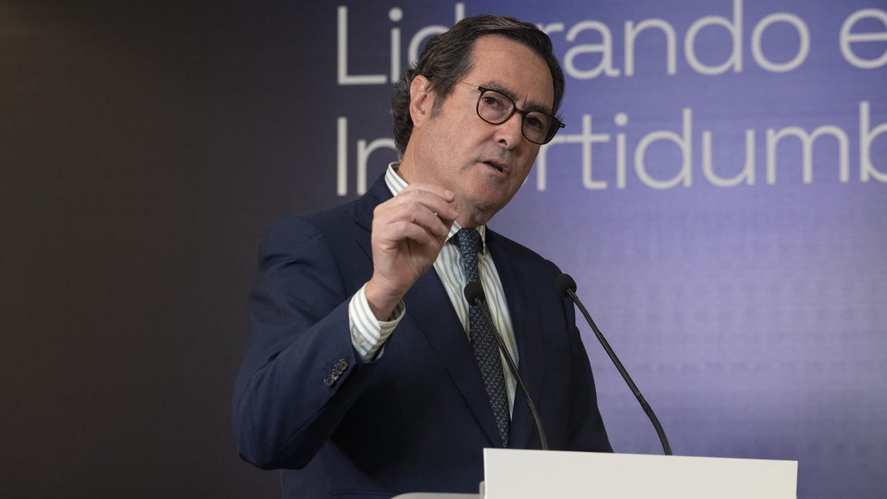 La patronal reta a Yolanda Díaz y propone una subida del salario mínimo del 1,5% para 2026