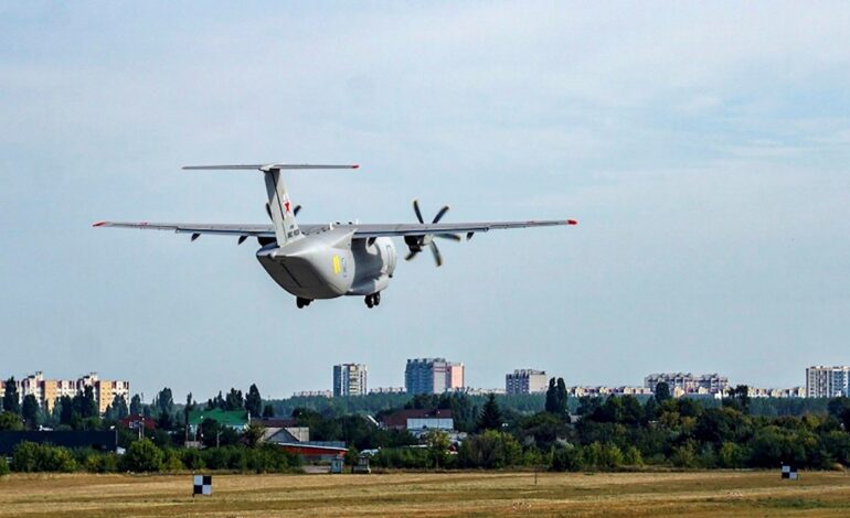 Mueren 7 personas tras estrellarse un avión militar soviético en Rusia