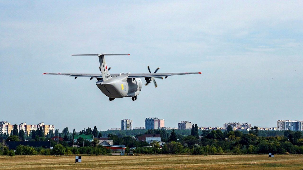 Mueren 7 personas tras estrellarse un avión militar soviético en Rusia
