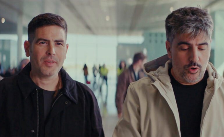 Estopa, un elfo y un aeropuerto lleno de magia: ¿qué puede pasar?