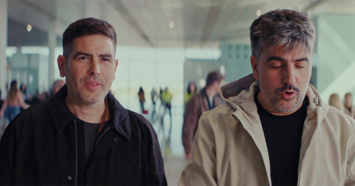 Estopa, un elfo y un aeropuerto lleno de magia: ¿qué puede pasar?