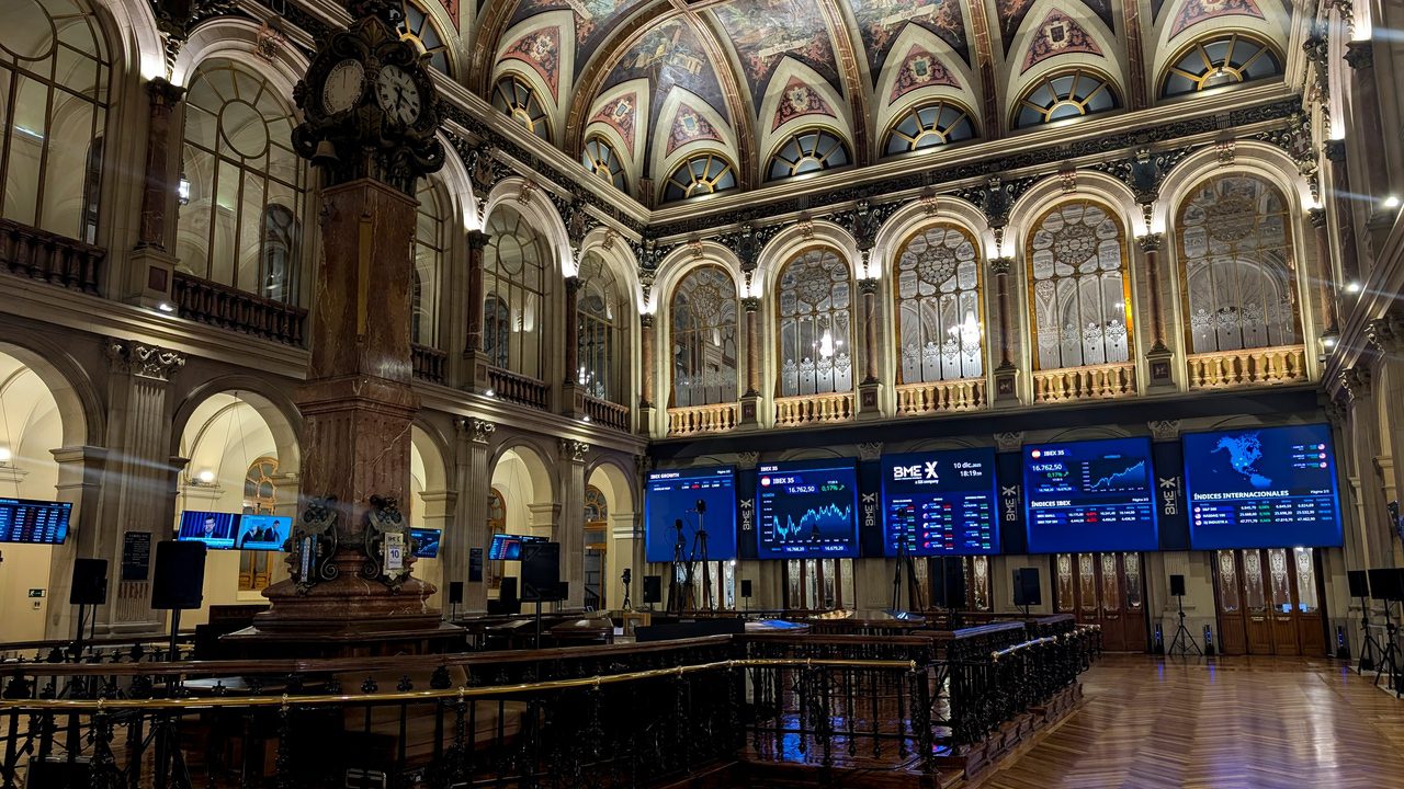Las utilities y Sacyr lastran al Ibex 35 en una sesión marcada por la tensión en los bonos