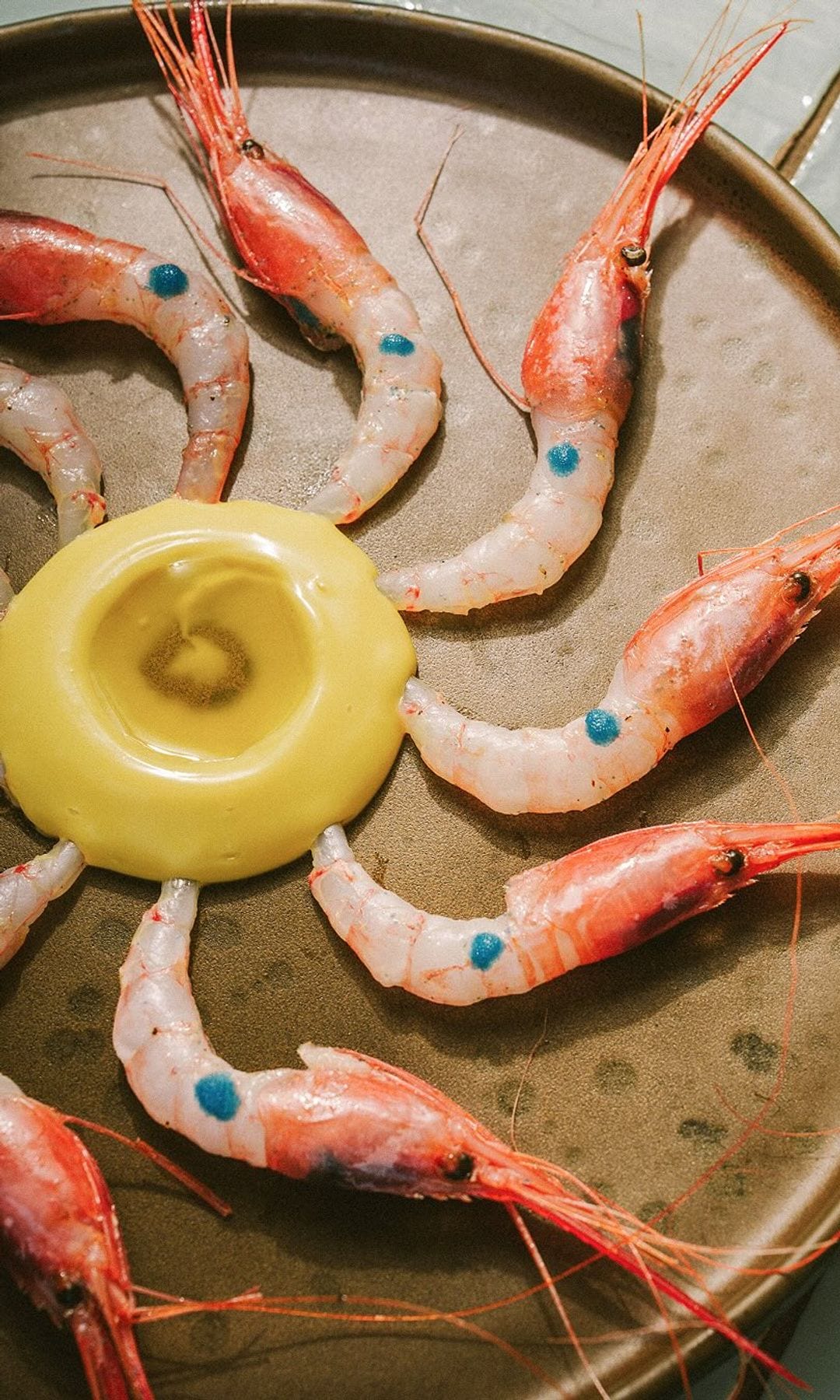 Gambas de Marbella al natural: un toque de limón, un toque de pimienta y el dulzor de la mayonesa de AOVE de Lobito de Mar, Marbella