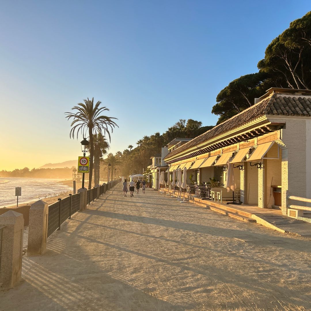 Paseo junto al mar en Marbella, Costa del Sol, Málaga