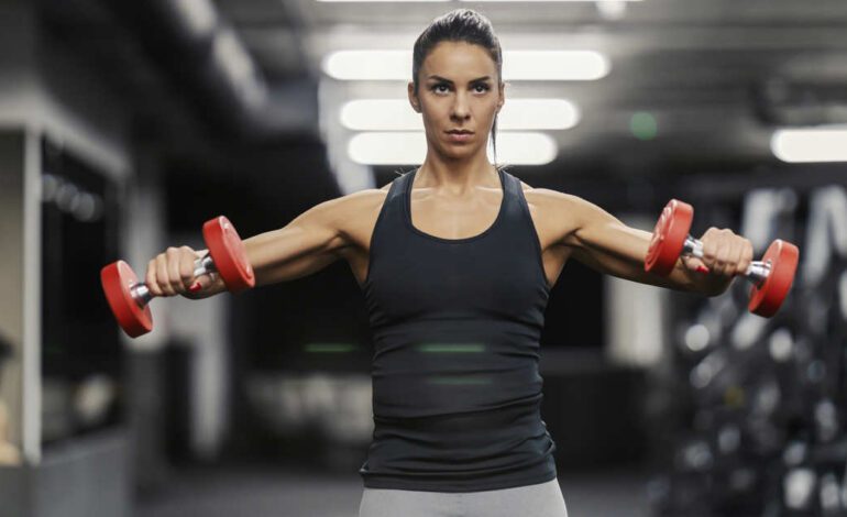 Si te pasas el día sentado tienes que fortalecer los trapecios inferiores con esta variante de la plancha superman que mejora la postura y cuida la espalda