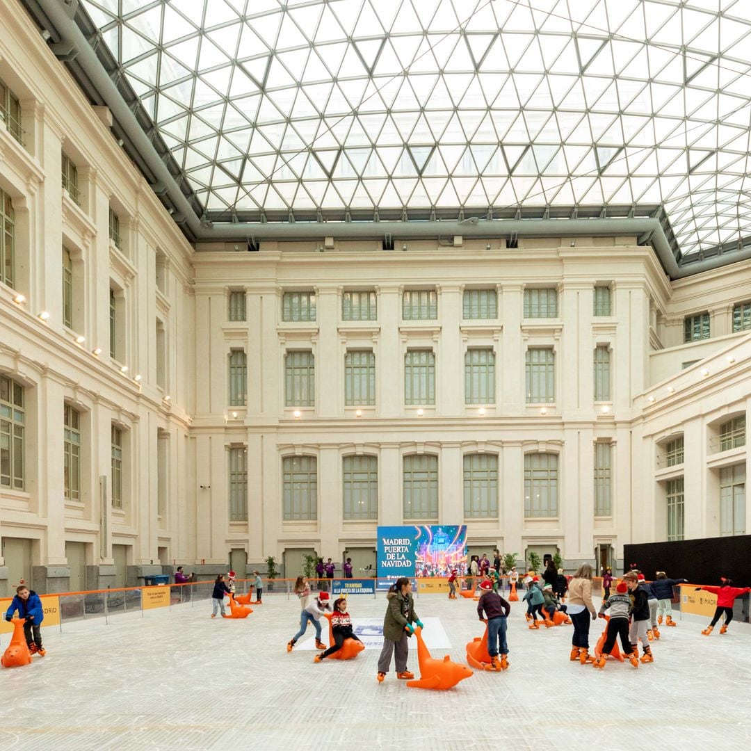 Pista de hielo instalada en el Palacio de Cibeles de Madrid, bajo la cúpula de cristal, en Navidad