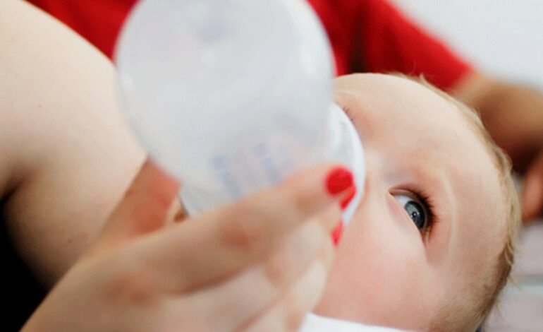 Alertan de la posible presencia de una bacteria en la leche en polvo para bebés