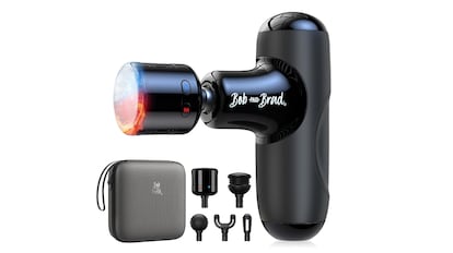 que regalar a alguien que tiene de todo en 2024: pistola para aliviar sobrecargas musculares con varios cabezales.