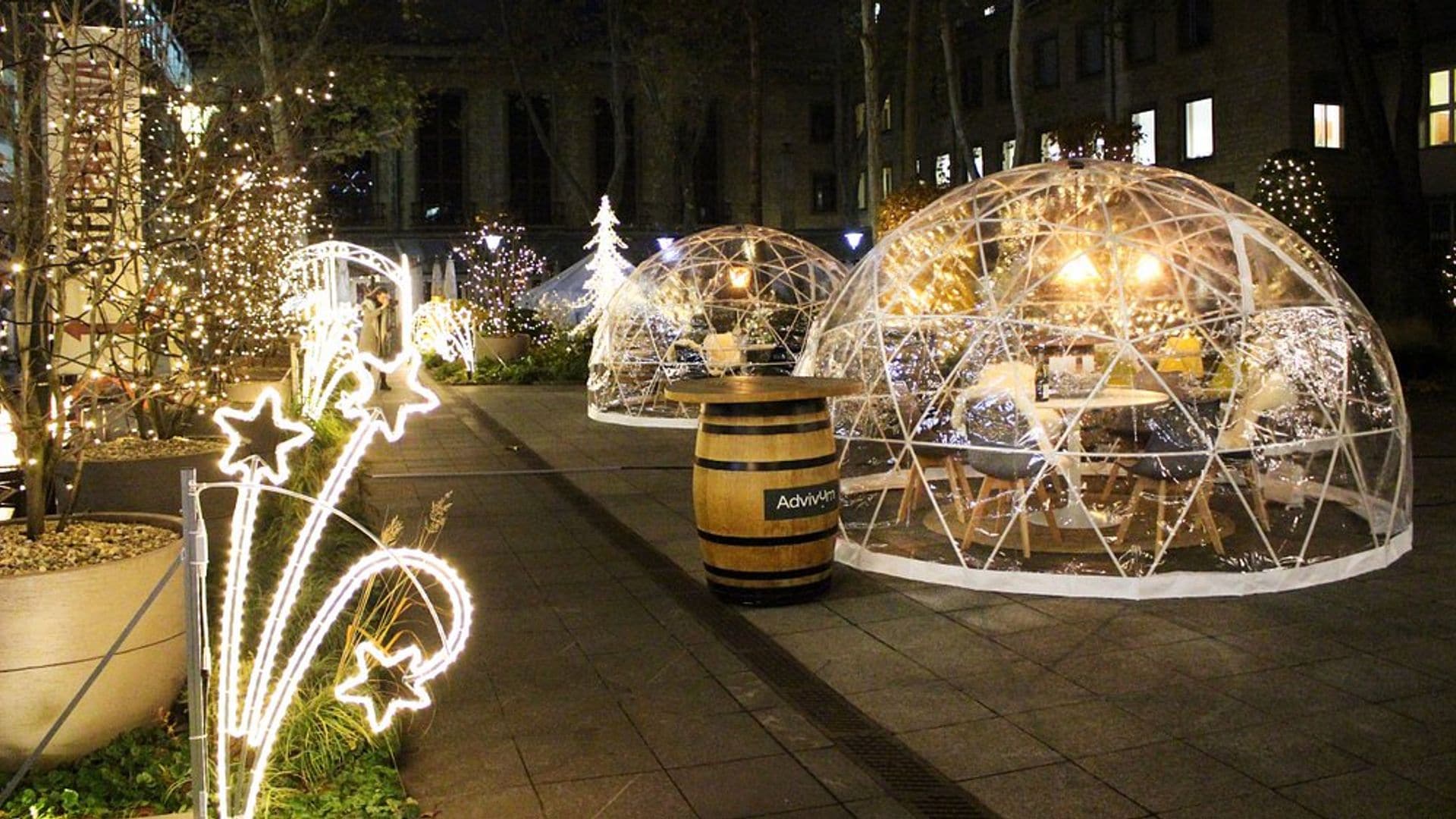 Centro comercial Slovanský Dum en Praga, con un magnífico jardín navideño donde tomar algo en iglús iluminados con luces
