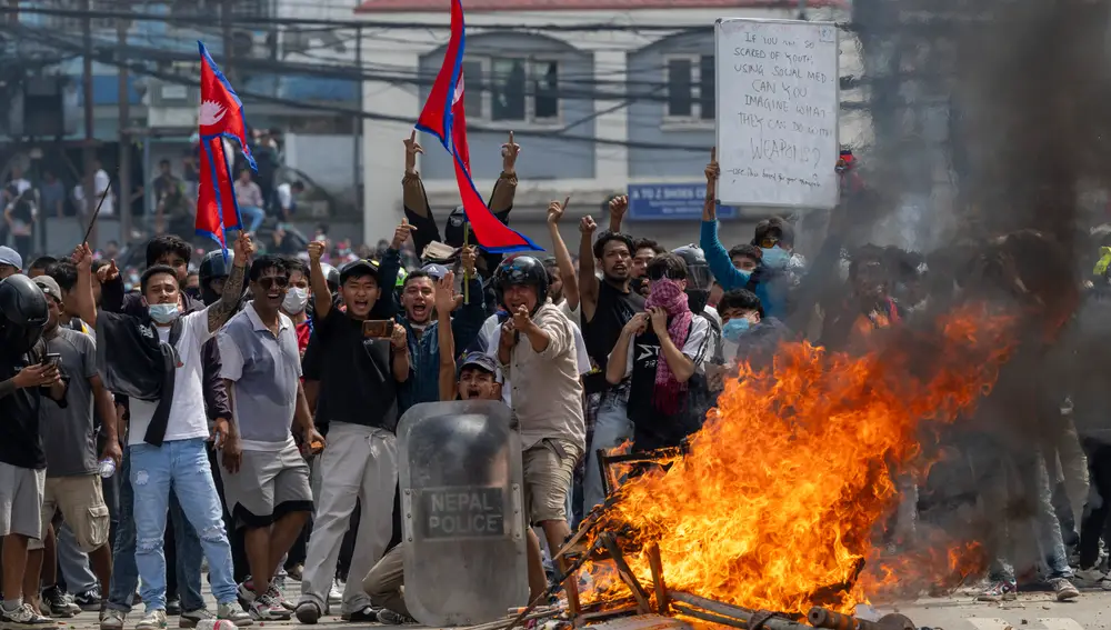 Manifestantes chocan con la policía por la prohibición de las redes sociales en Nepal