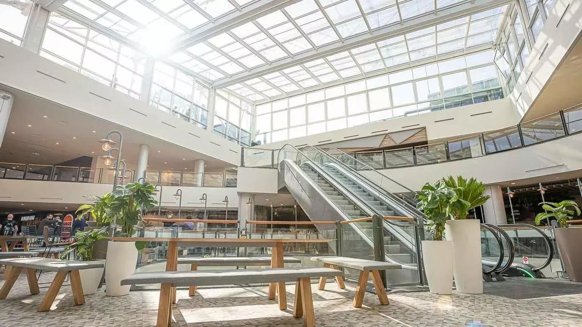 Interior del centro comercial La Farga tras su reforma.
