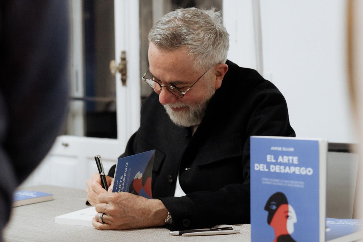 El autor firma copias.