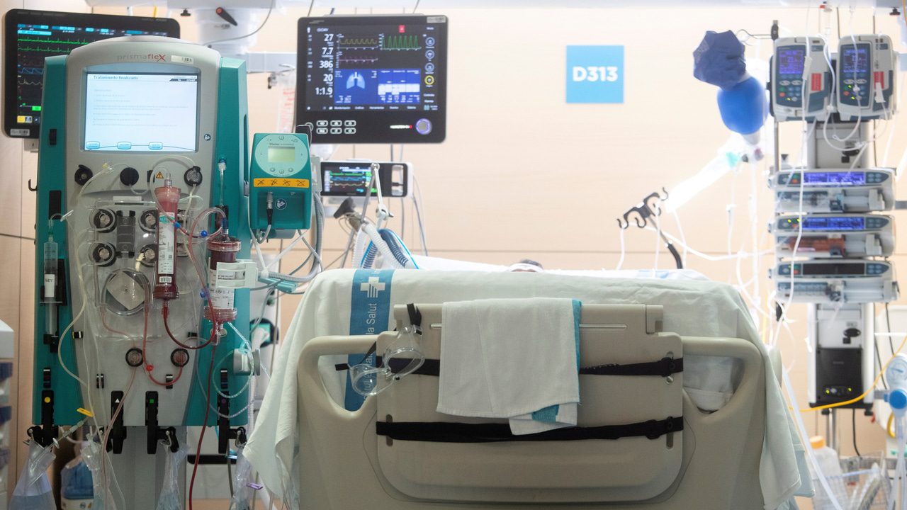 Una joven madre de dos hijos casi muere por sepsis mortal, tras confundirla con una gripe invernal