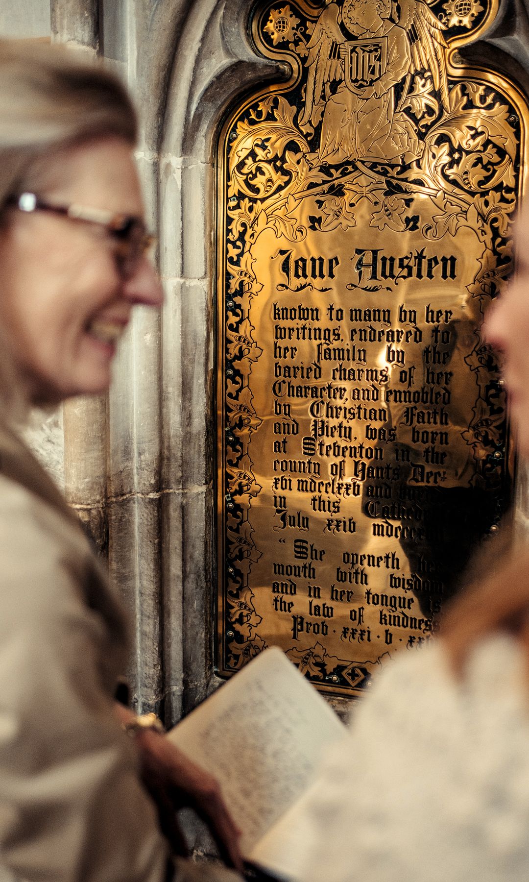 Una placa conmemorativa recuerda a la escritora en la catedral de Winchester, donde fue enterrada a los 41 años.